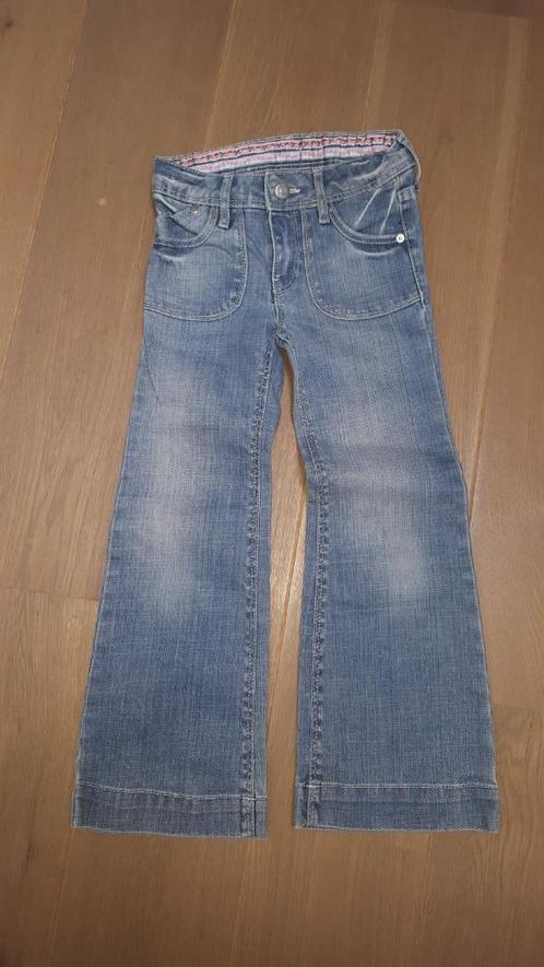 Jeansbroek met brede pijpen maat 122 / 128, Kinderen en Baby's, Kinderkleding | Maat 122, Zo goed als nieuw, Meisje, Broek, Ophalen of Verzenden
