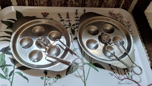 2 assiettes à escargots + 2 pinces inox, Maison & Meubles, Cuisine | Couverts, Utilisé, Ensemble de couverts, Inox ou Chrome, Enlèvement ou Envoi