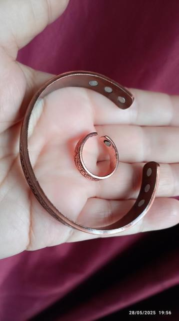 Verstelbare koperen armband beschikbaar voor biedingen