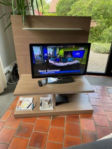 Mooi TV meubel en 4 stoelen  beschikbaar voor biedingen