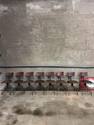 8 industriële atelierstoelen beschikbaar voor biedingen