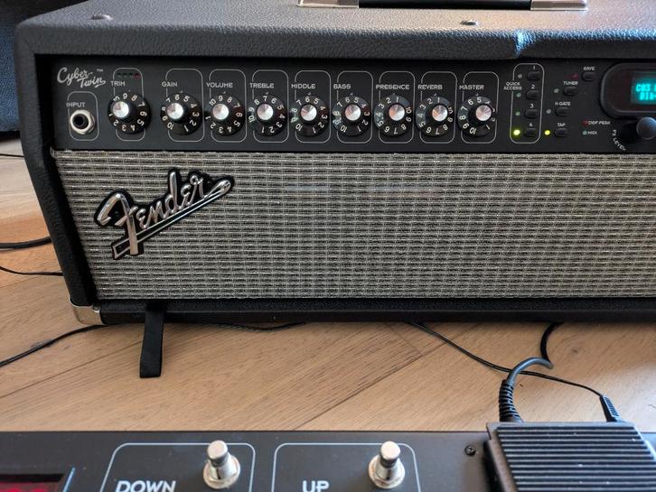 Fender Cyber-Twin Head 130 watt (inclusief pedalboard), Muziek en Instrumenten, Snaarinstrumenten | Gitaren | Elektrisch, Gebruikt