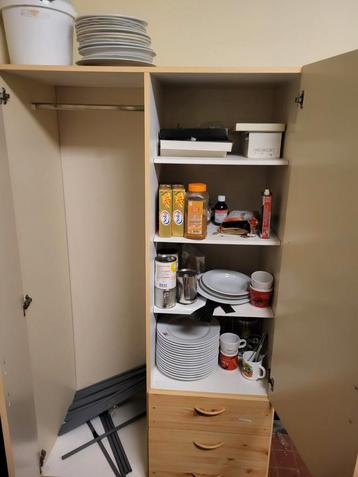 Houten kast beschikbaar voor biedingen