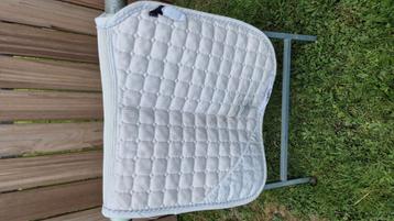 Witte zadeldekje  beschikbaar voor biedingen