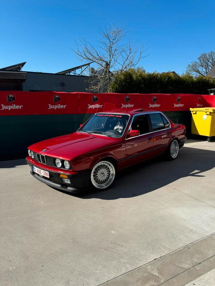 BMW e30 320i 1986, Auto's, Oldtimers, Particulier, BMW, Benzine, Berline, 4 deurs, Handgeschakeld, Rood, Blauw, Achterwielaandrijving