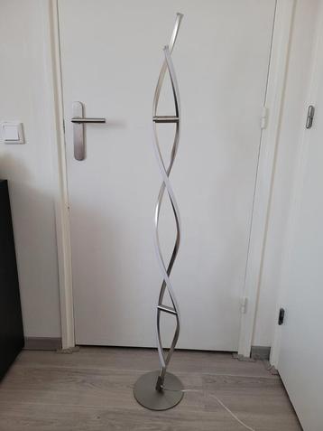 Staande kamerlamp beschikbaar voor biedingen