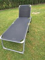 Chaise longue de couleur grise