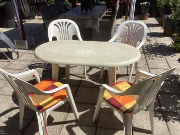 Tuintafel en 4 stoelen beschikbaar voor biedingen