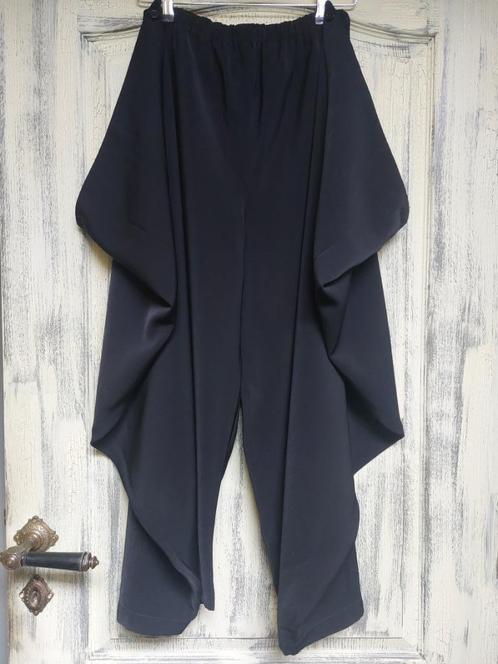 Zwarte wijde broek met punten., Kleding | Dames, Broeken en Pantalons, Zo goed als nieuw, Maat 38/40 (M), Zwart, Lang, Verzenden