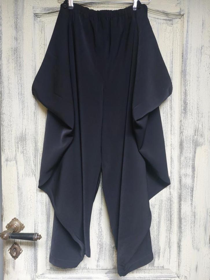 Zwarte wijde broek met punten., Kleding | Dames, Broeken en Pantalons, Zo goed als nieuw, Maat 38/40 (M), Zwart, Lang, Verzenden