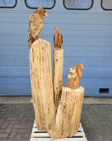 Groot Houtsnijwerk van een boom met diverse dieren beschikbaar voor biedingen