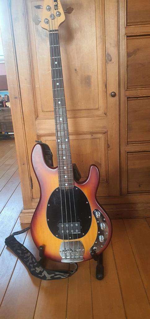 Basse Sub Sterling music man avec micro Seymour Duncan, Musique & Instruments, Instruments à corde | Guitares | Basses, Enlèvement