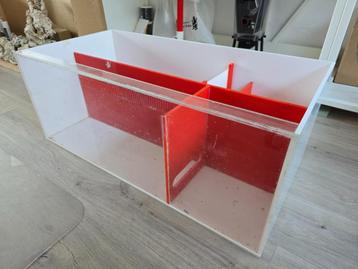  Sump - Wit plexi met oranje/rood 89 x 43.4 x 35.2 disponible aux enchères