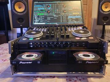 Digitale DJset met 2 Pioneer cd/dvd spelers.