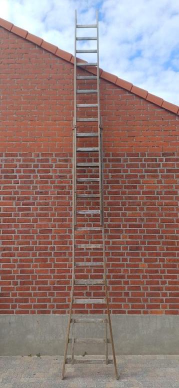 houten dubbele ladder beschikbaar voor biedingen