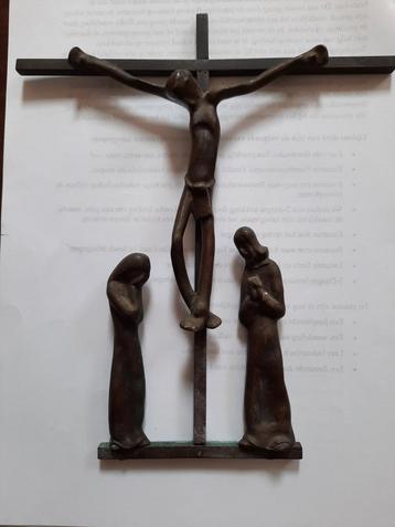 Bronzen kruisbeeld met Maria en Johannes beschikbaar voor biedingen