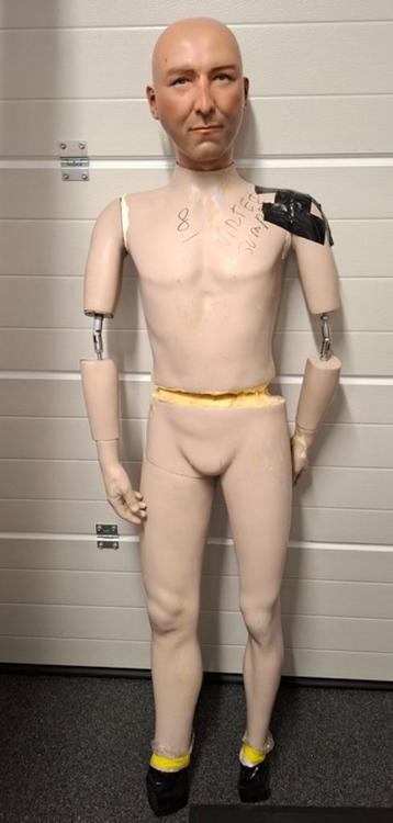 Kleine mannequin, ideaal voor militaire uniformen beschikbaar voor biedingen