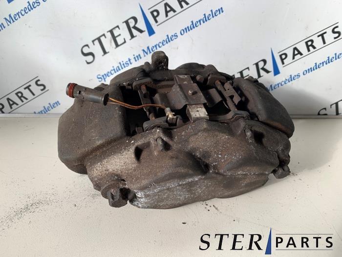 Etrier de frein (pince) avant droit d'un Mercedes CLS-Klasse, Autos : Pièces & Accessoires, Freins & Transmission, Mercedes-Benz