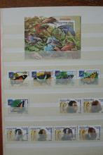 verschillende postzegels in een album (126), Overige thema's, Ophalen of Verzenden, Gestempeld