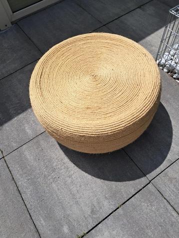 Hocker / Poef groot 67 cm doorsnede 34 cm hoog (NL+31) beschikbaar voor biedingen