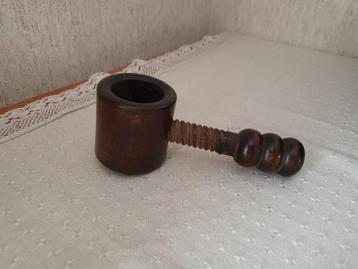 Vintage notenkraker beschikbaar voor biedingen