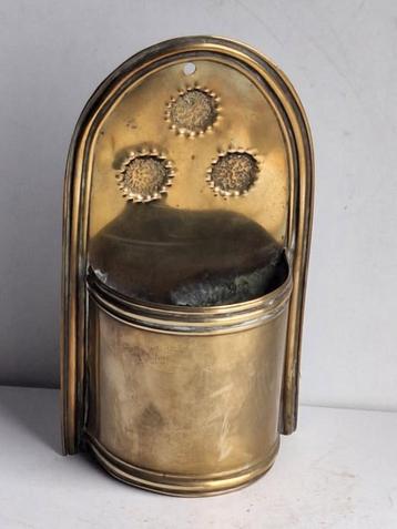 Jolie ancienne jardinière murale (ou bénitier) cuivre laiton beschikbaar voor biedingen