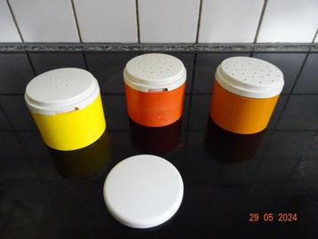 tupperware, retro kruidentoren bestaande uit 3 potjes  disponible aux enchères