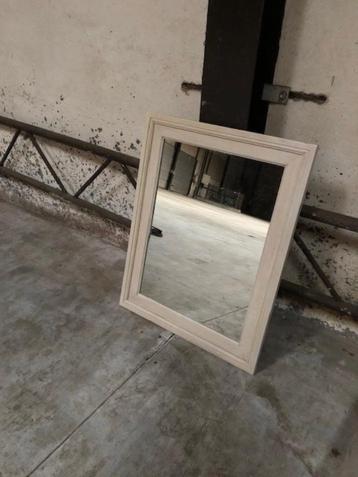 2 spiegels om op te hangen - 1x ijzeren frame en 1x eik