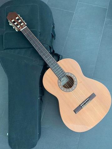 Almansa 401 Spaanse gitaar met massief bovenblad
