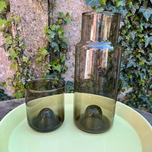 Karaf/ waterkan en glas / beker in fumé glas, Antiek en Kunst, Curiosa en Brocante, Ophalen of Verzenden