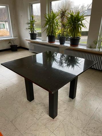 Marmeren tafel met stalen poten frame  beschikbaar voor biedingen