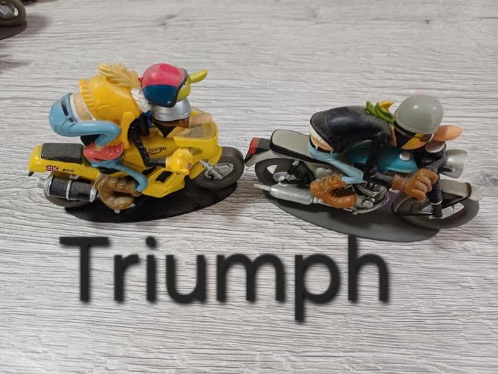 2 Joe en Bar Team Triumph-motorfietsen, Verzamelen, Stripfiguren, Beeldje of Figuurtje, Overige figuren, Ophalen of Verzenden