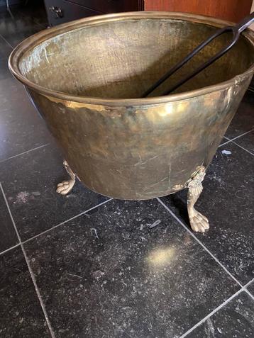 Koperen ketel met pook beschikbaar voor biedingen