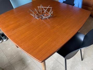 Vintage scaraborg eettafel