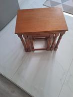 Kleine tafels voor thee en koffie er op te zetten, Ophalen