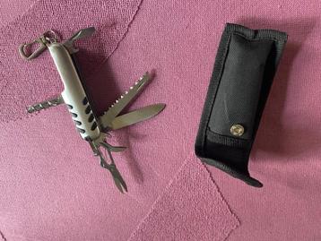 Zwitsers mes in hoesje nieuwstaat beschikbaar voor biedingen