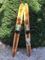 Paar oude waterski's uit de jaren 60, Ophalen