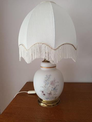 Lampe à  poser en opaline. 