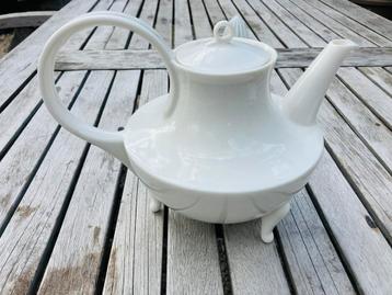 Oscar Tusquets “Victoria / Follies” design theepot – porsel beschikbaar voor biedingen