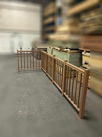 Houten Balustrade in lengte aanpasbaar  beschikbaar voor biedingen