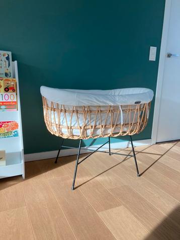 Rotan wiegje Childhome met zwarte poten beschikbaar voor biedingen