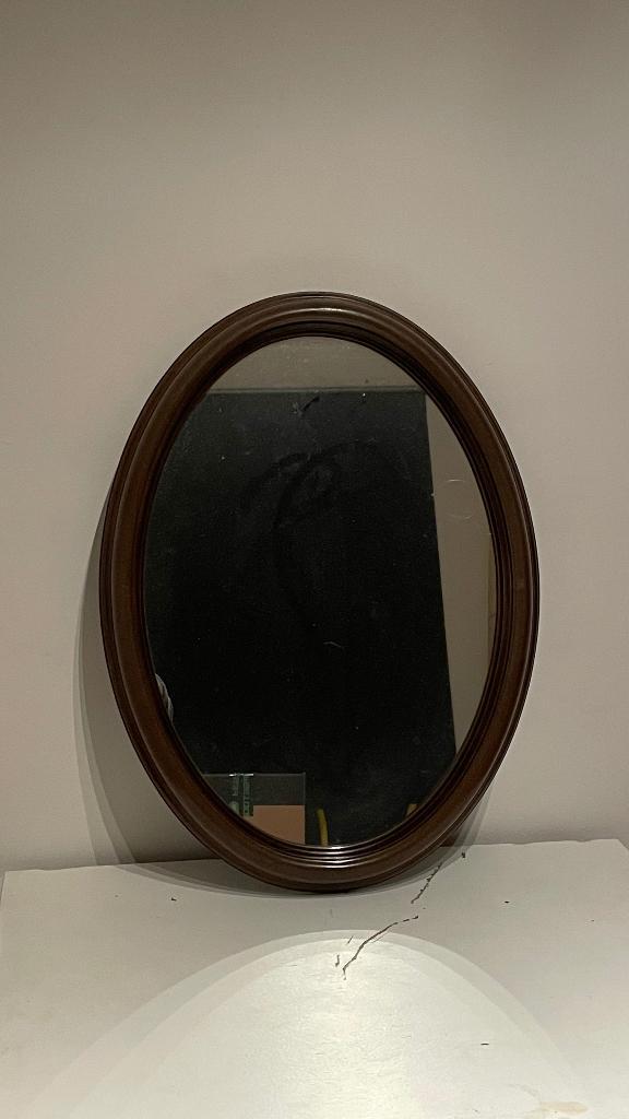 Ovale spiegel met realistische houtlook kader, Antiek en Kunst, Antiek | Spiegels, Minder dan 50 cm, Minder dan 100 cm, Ovaal