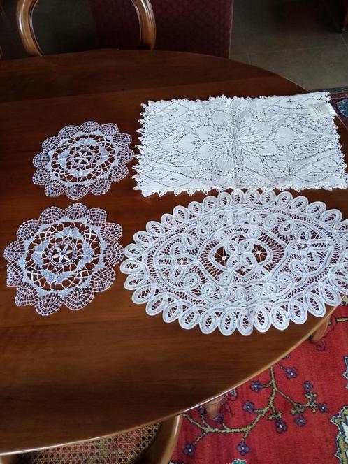GEKLOSTE EN GEBREIDE SIERDOEKJES, Antiek en Kunst, Antiek | Tapijten, Tafelkleden en Textiel, Ophalen of Verzenden