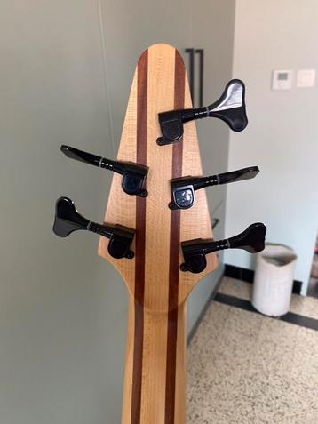 Chris Larkin reactor 5 bass beschikbaar voor biedingen