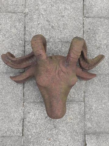 Gietijzeren geitenkop om op te hangen beschikbaar voor biedingen