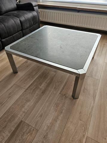 Prachtige design salontafel met karaktervolle natuursteen. beschikbaar voor biedingen