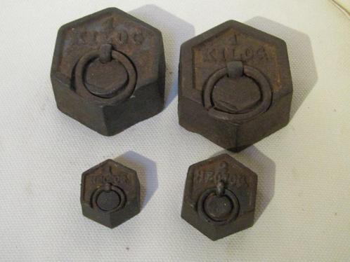 4 oude Franse zeshoekige gietijzeren gewichten, Hectogram+ K, Antiek en Kunst, Antiek | Gereedschap en Instrumenten, Ophalen of Verzenden