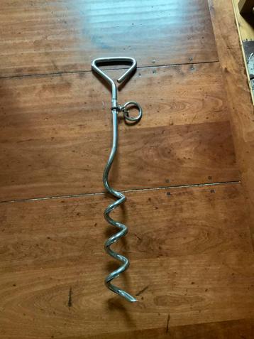 Grondanker om de hond vast te leggen in de tuin beschikbaar voor biedingen