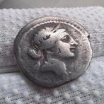 Julius Caesar denarius (3.45 g, 18 mm). Africa mint, 47-46BC, Ophalen of Verzenden, Italië, Losse munt, Zilver