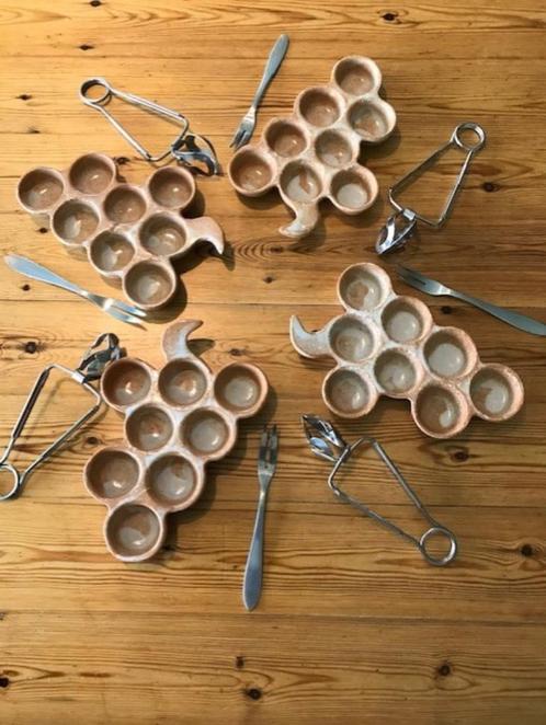 Ovenschotels voor escargots4st (vintage)+ tangen en vorken, Huis en Inrichting, Keuken | Servies, Nieuw, Kop(pen) en/of Schotel(s)